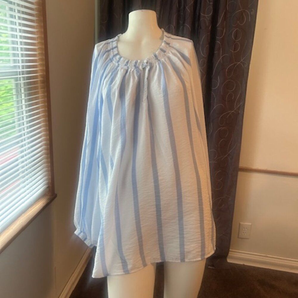 Lane Bryant White/Blue stripe 1 button peep hole front tunic, size 18/20